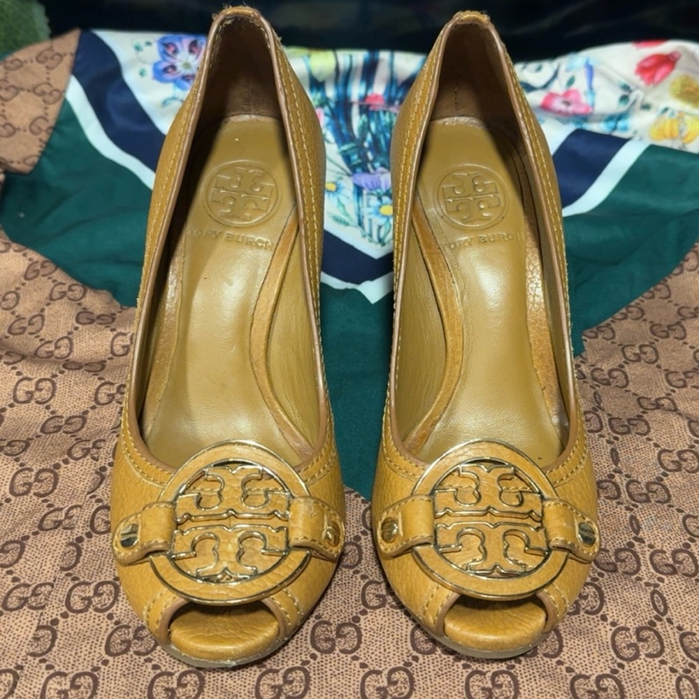 Tory Burch Leather Sally Peep Toe Logo Brown Tan Gold Wedge Pumps Heels Size 5